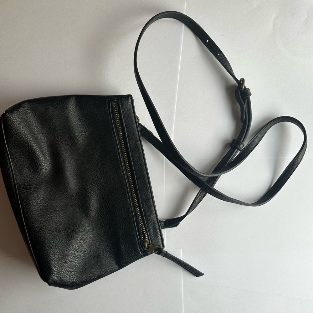 Black and gold Universal Threads crossbody purse